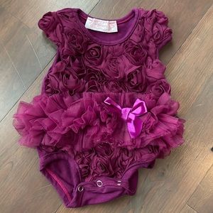 Popatu roses 🌹 onesie 3m